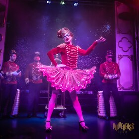 Hamburg: Pulverfass Cabaret Weihnachtsshow