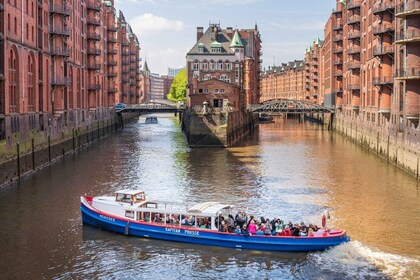 Hamburg: 2-hour Harbour Boat Tour XXL with Live Commentary