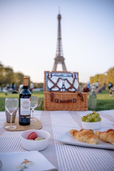 Picture 6 for Activity Paris: Picnic experience in front of the Eiffel Tower