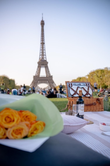 Picture 7 for Activity Paris: Picnic experience in front of the Eiffel Tower