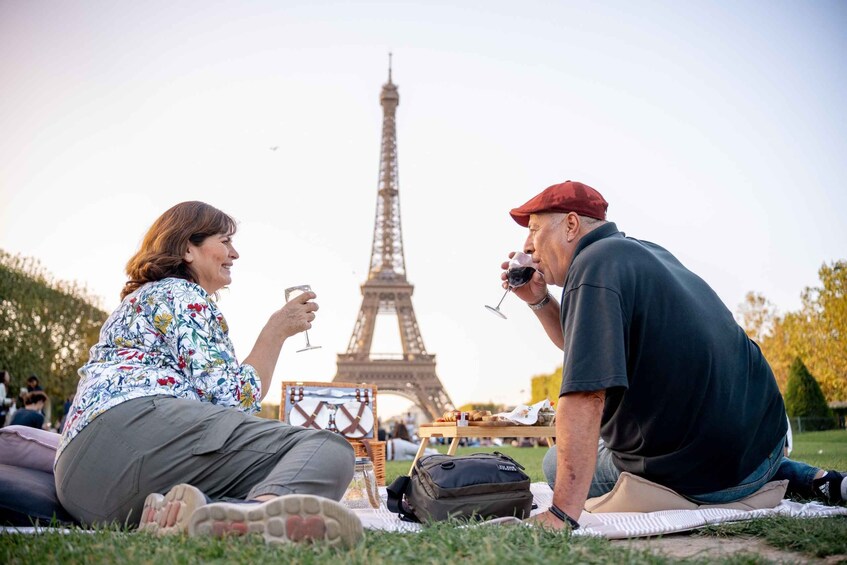 Picture 5 for Activity Paris: Picnic experience in front of the Eiffel Tower