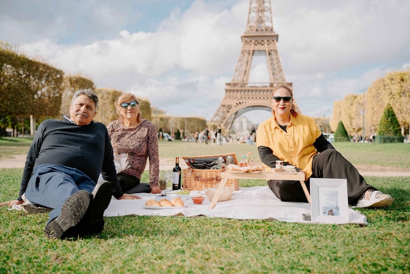 Picture 2 for Activity Paris: Picnic experience in front of the Eiffel Tower