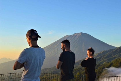 Kintamani: Yoga bei Sonnenaufgang, Meditation, Erd- und Wasserrituale