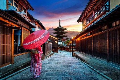 Kyoto: Gion District Guided Walking Tour at Night with Snack