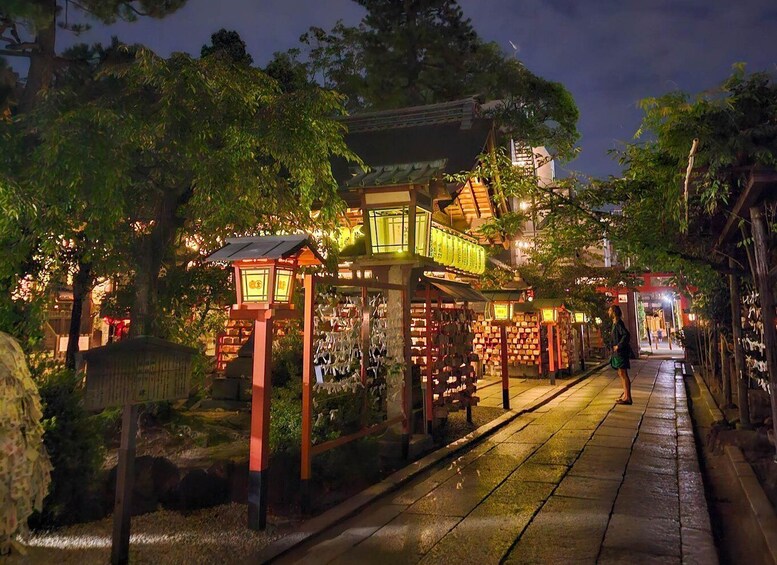 Picture 2 for Activity Kyoto: Gion District Guided Walking Tour at Night with Snack