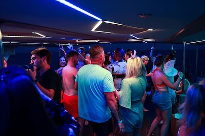 Protaras: 80- och 90-tals Sunset Cruise med cypriotisk middag och DJ