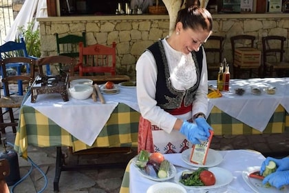 Heraklion: Cretan Cooking Lesson with Lunch in Arolithos