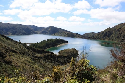 从庞塔德尔加达出发：Lagoa do Fogo 半日吉普车之旅