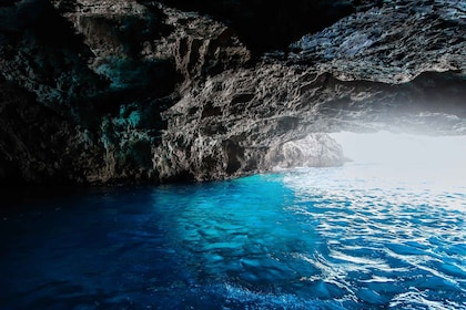 Kotor: Excursión en barco en grupo por la Cueva Azul y Nuestra Señora de la...