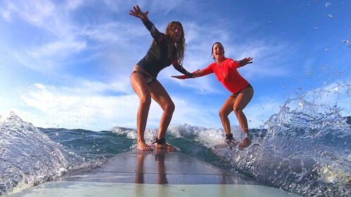 Waikiki Beach: 1-Hour Surf Lesson for 2 People