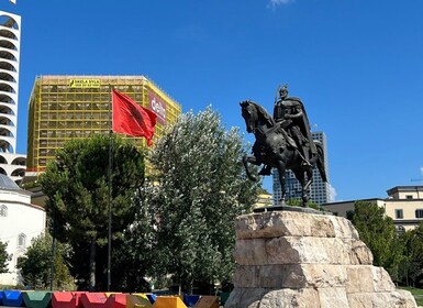 Tirana: Tour espresso a piedi con una guida