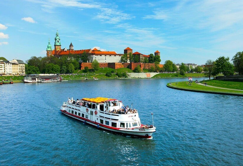 Krakow: Vistula River Sightseeing Cruise with Audio Guide