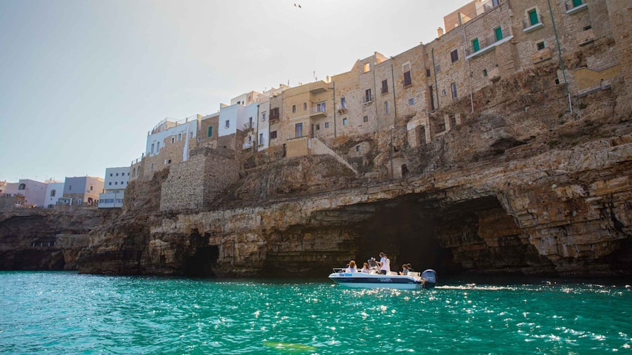 Polignano a Mare: Boat Tour with Prosecco and Snacks