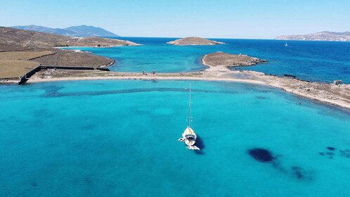 Mykonos: Solnedgangscruise på øya Rhenia med transport og måltid