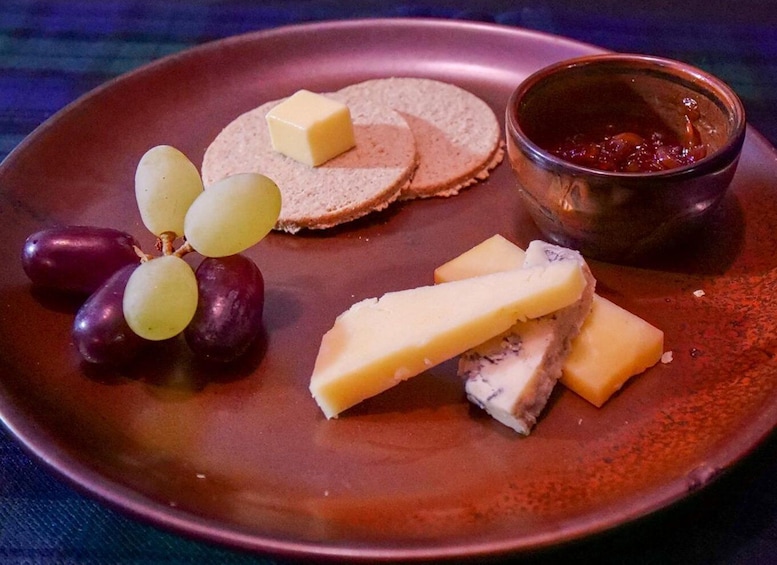 Glasgow: Whisky Flight and Scottish Cheeseboard