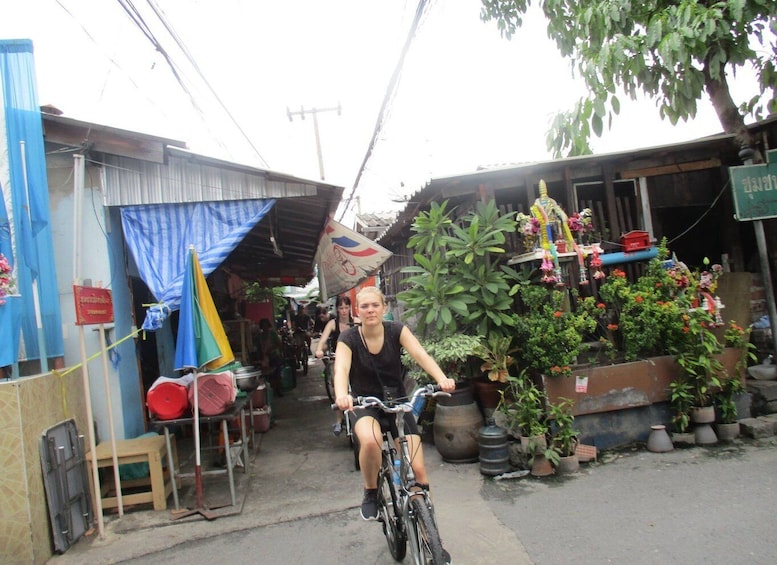 Bangkok Full-Day Bike Tour with Boat Transfer and Lunch