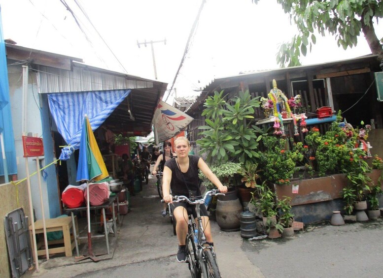 Bangkok Full-Day Bike Tour with Boat Transfer and Lunch