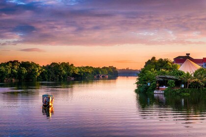 Hue: Sunset Cruise langs Parfume River