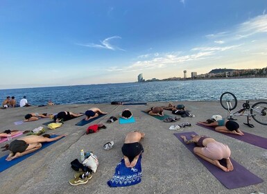 Barcelona: yoga + food taste + city centre walking tour