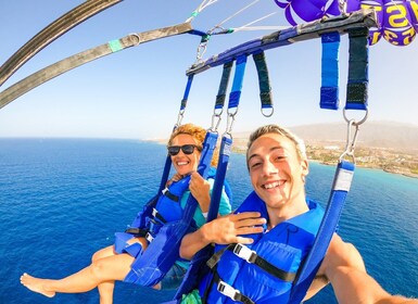 Pantai Amalfi: Petualangan Penerbangan Parasailing