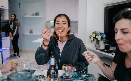 Naples : Cours de cuisine de pâtes fraîches et dîner avec un local