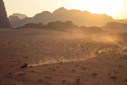 Desde Wadi Rum: recorrido en jeep de 8 horas con comida y estancia de una n...