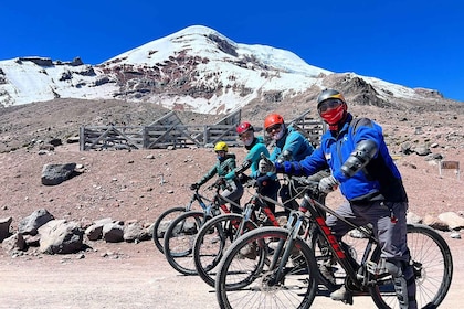 Riobamba: Chimborazo volcano biking & hiking tour with lunch