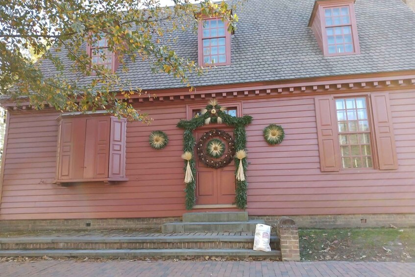 Picture 1 for Activity Colonial Williamsburg: Christmas Walking Tour