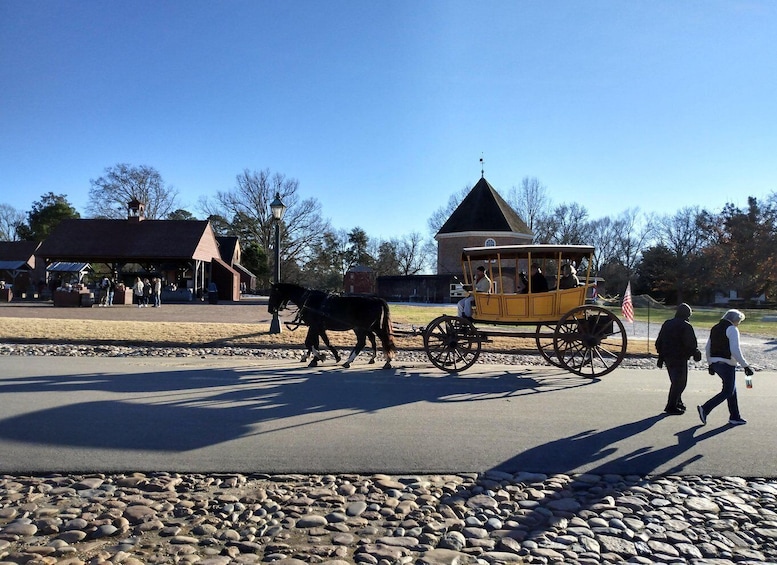 Picture 12 for Activity Colonial Williamsburg: Christmas Walking Tour