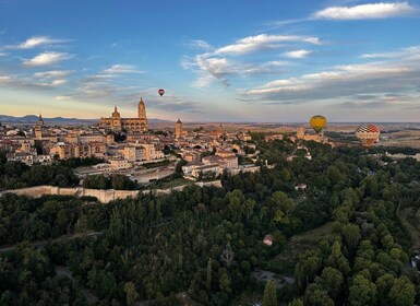 Segovia: Hot-air balloon ride with cava toast & picnic