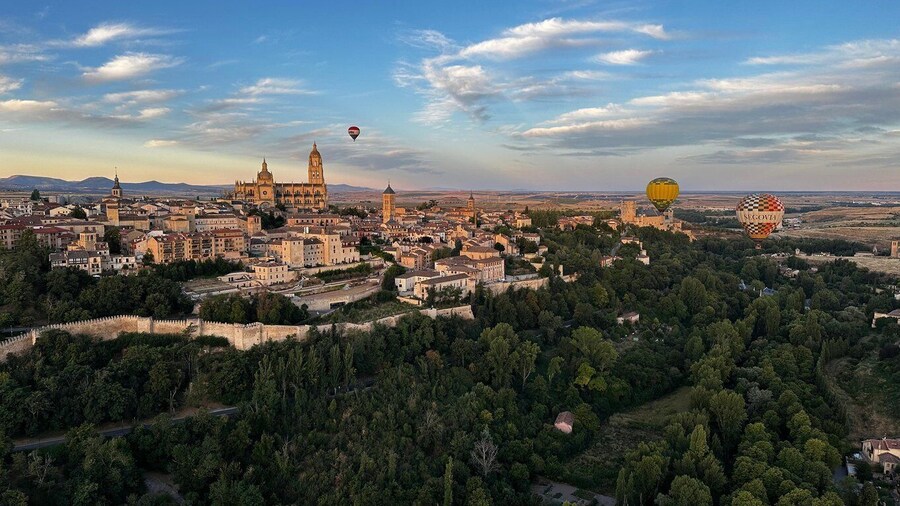 Segovia: Hot-air balloon ride with cava toast & picnic