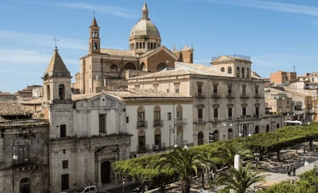 Favara: Guided Walking Tour with Cannolo and Sicilian Lunch