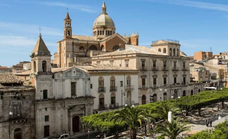 Favara: Guided Walking Tour with Cannolo and Sicilian Lunch