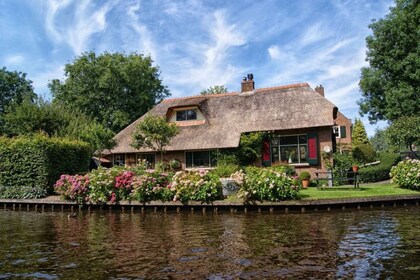 Desde Ámsterdam: tour privado a Giethoorn con crucero por el canal