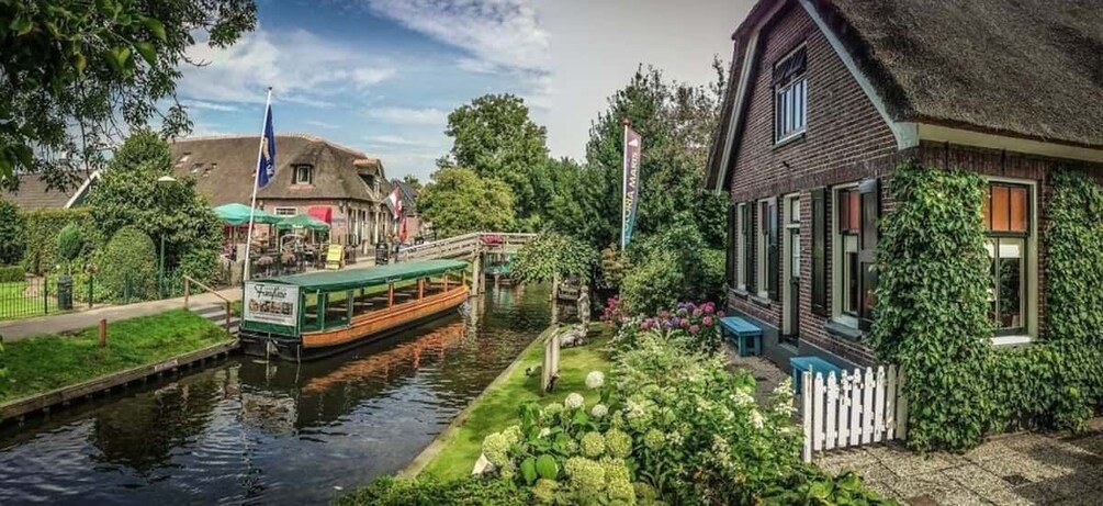 Picture 4 for Activity From Amsterdam: Private Tour to Giethoorn with Canal Cruise