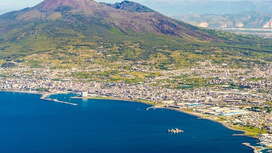 From Naples: Mount Vesuvius Transfer with Entry Tickets