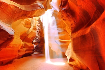 หน้า: ตั๋วเข้าชม Upper Antelope Canyon และทัวร์รถตู้สุดหรู