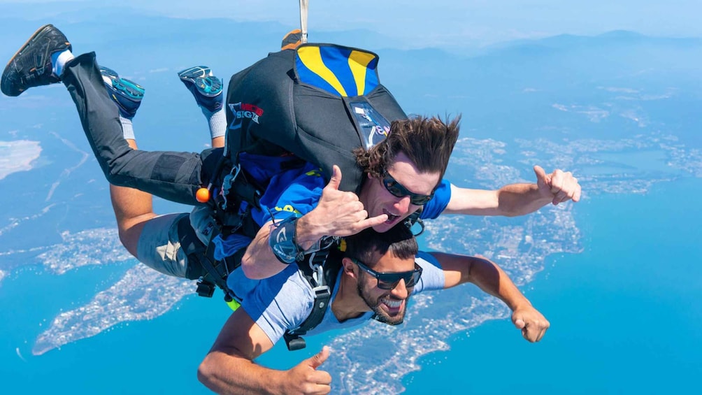 Newcastle: Tandem Beach Skydive with Optional Transfers
