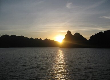 Pelayaran 3 Hari Bai Tu Long Bay, Gua, Kayak, Berenang