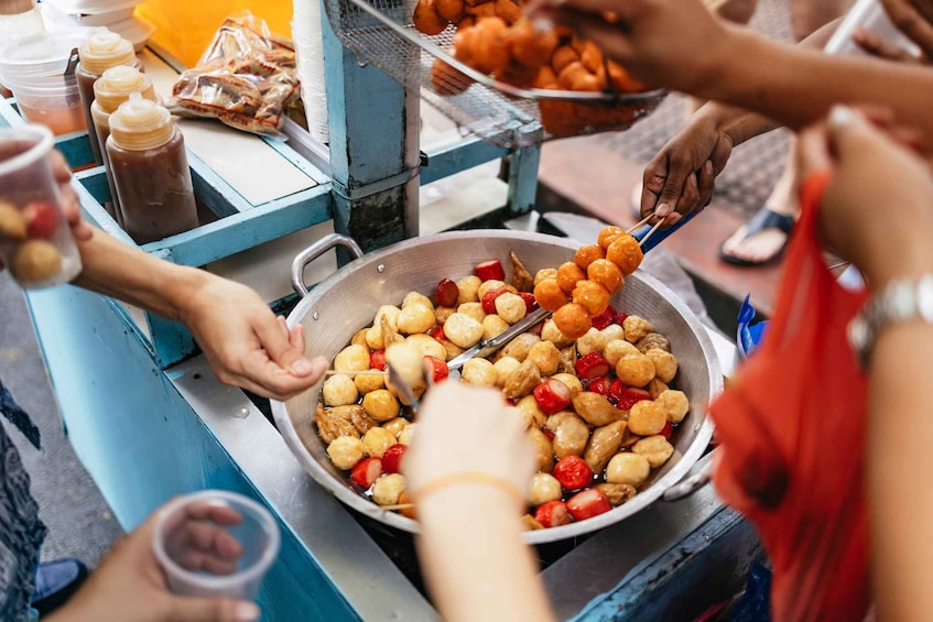 Picture 2 for Activity Manila: Street Food and Drinks Walking Tour with Tastings