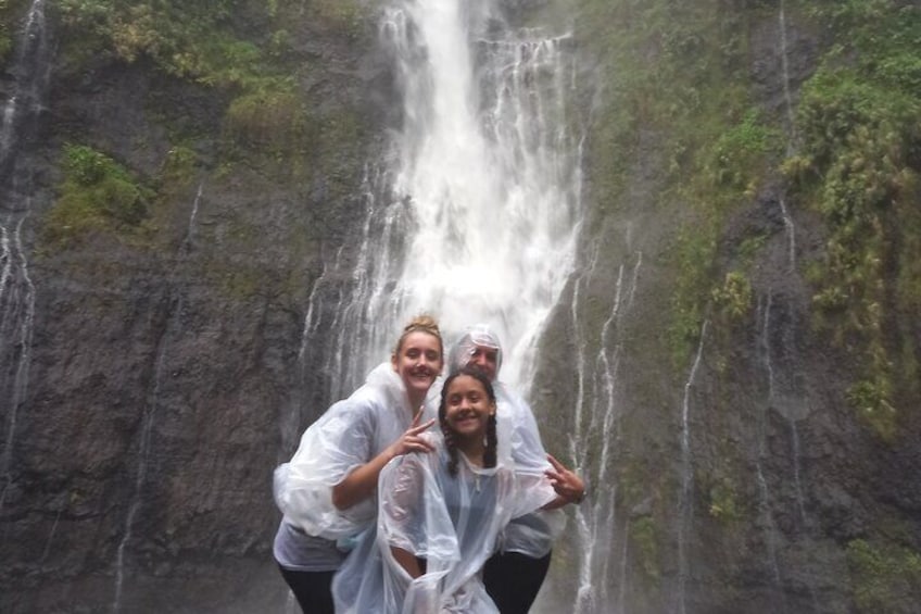 Crossing the island of TAHITI in a 4x4 safari (mountain, waterfall, river, basins)