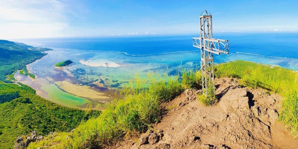 Private Hiking le Morne Mountain & Lunch at Ilot Fourneau