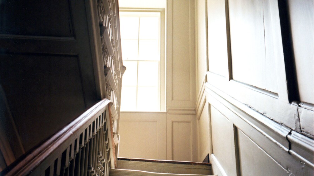 Foto 3 von 5 laden View up stairs in Benjamin Franklin House in London