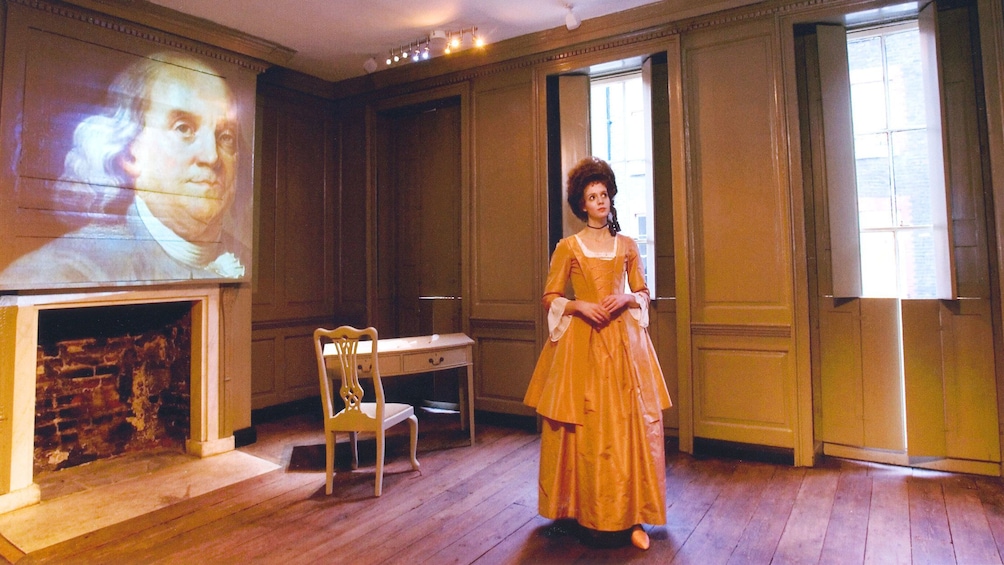 Foto 1 von 5 laden Woman dressed in historical attire at Benjamin Franklin House in London