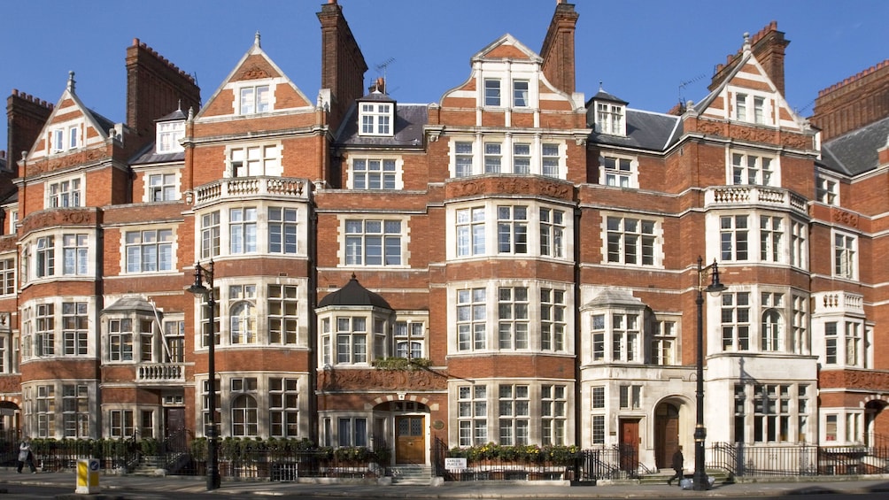 Foto 4 von 5 laden View of red brick buildings in London