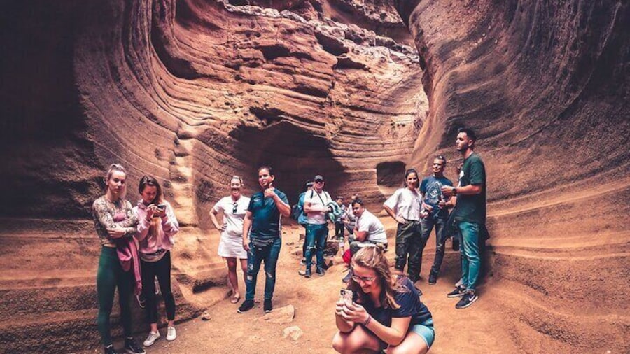 The Red Canyon Tour - Small Group Trip with Local Food Tasting ツ