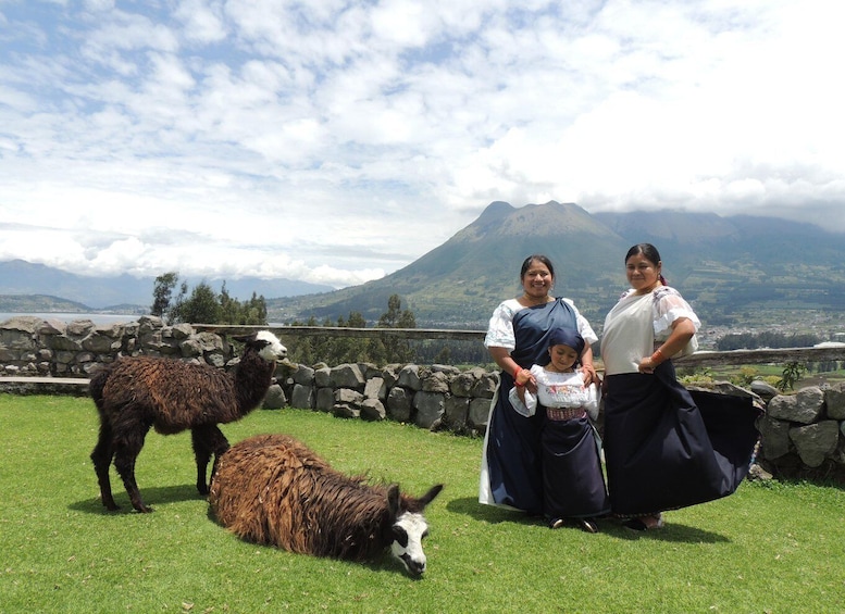 Quito: Otavalo Sightseeing and Handcrafts Market Day Tour