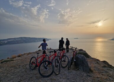 Santorini: experiencia de recorrido al atardecer en bicicleta eléctrica