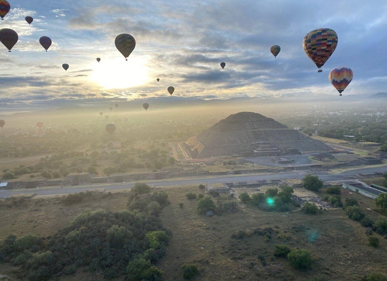 Picture 1 for Activity Hot-air balloon flight+breakfast+transportationCdmx-Teotih