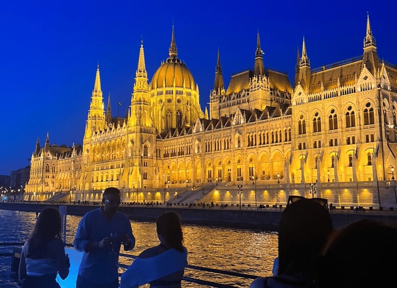 Picture 10 for Activity Budapest: Evening Sightseeing Cruise with Unlimited Prosecco